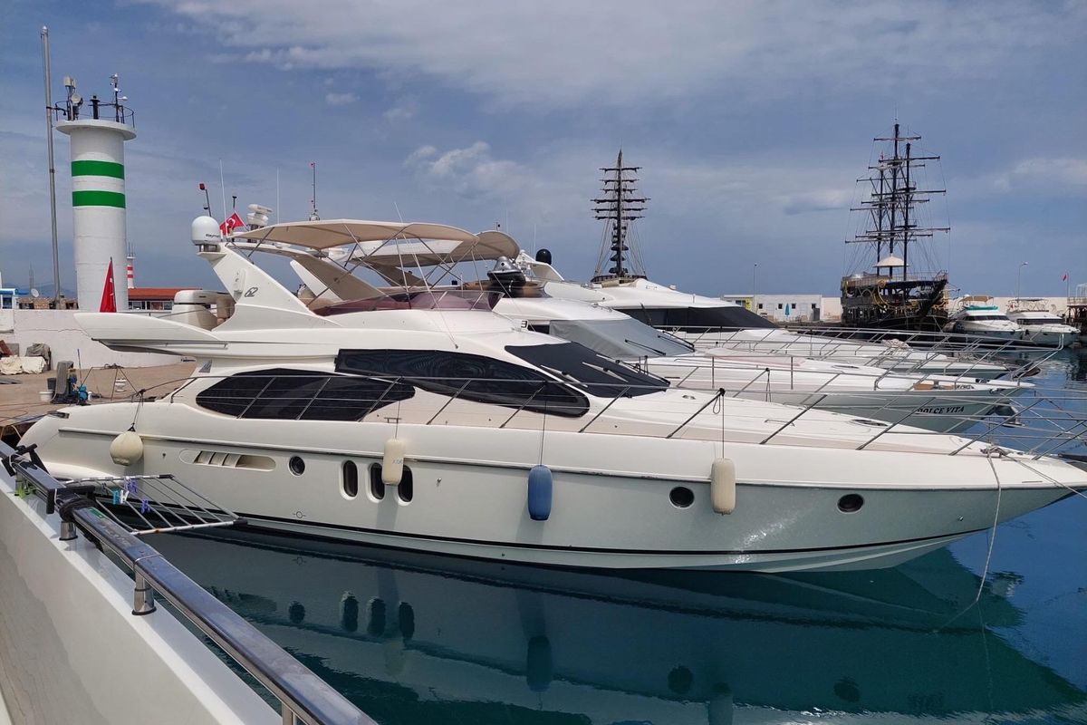 2002 Azimut 62 