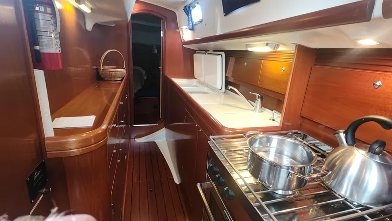 Tantalus Yacht Photos Pics 