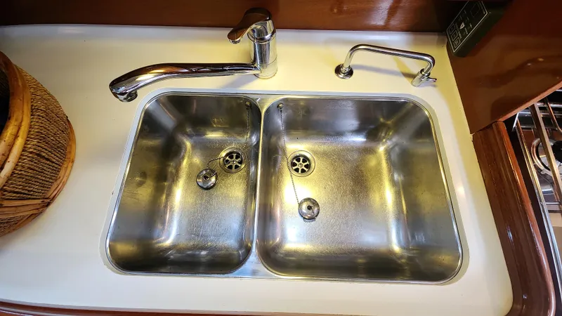 Tantalus Yacht Photos Pics 