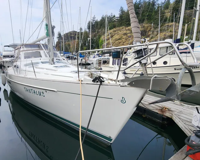 Tantalus Yacht Photos Pics 