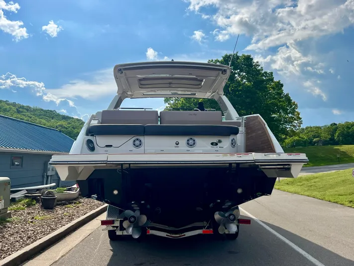  Yacht Photos Pics 2019 Sea Ray SLX 400 boat on trailer, rear view, sunny day, scenic background.