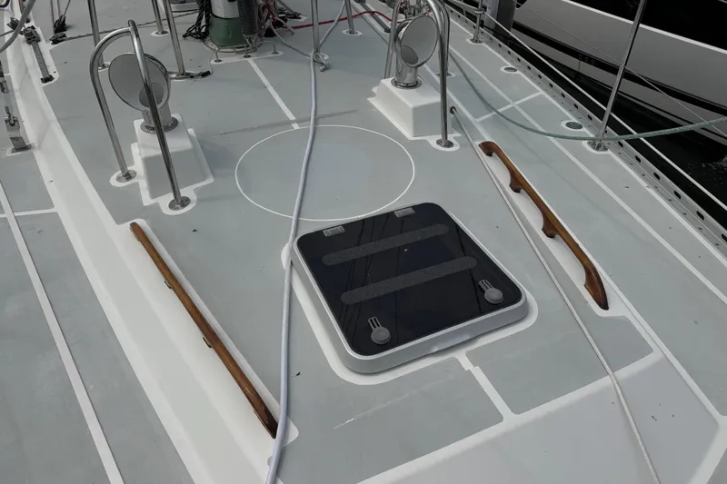 Mara Yacht Photos Pics Deck of 1998 Able Apogee 50 sailboat with hatch and handrails.