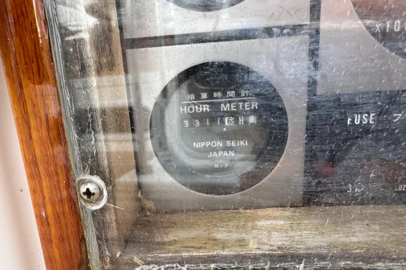 Mara Yacht Photos Pics Hour meter display on Able Apogee 50, 1998 model, showing 3316 hours.