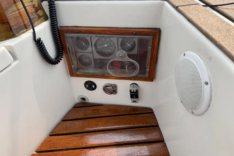 Mara Yacht Photos Pics Control panel of 1998 Able Apogee 50 boat with gauges and speaker.
