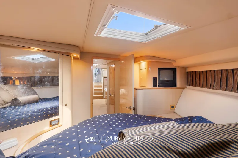  Yacht Photos Pics Luxurious 1999 Sea Ray Sundancer 540 yacht bedroom with skylight and cozy bedding.