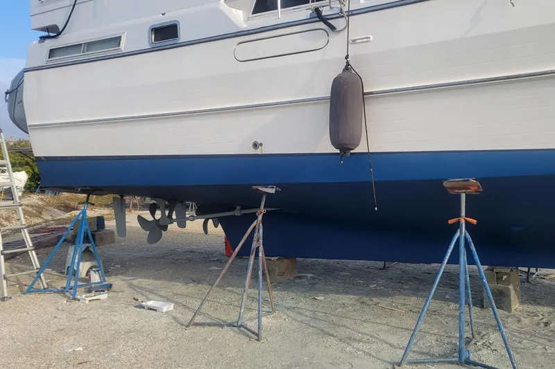 Off Ramp Yacht Photos Pics Novatec Sundeck 2002 yacht on stands, showing hull and propellers.