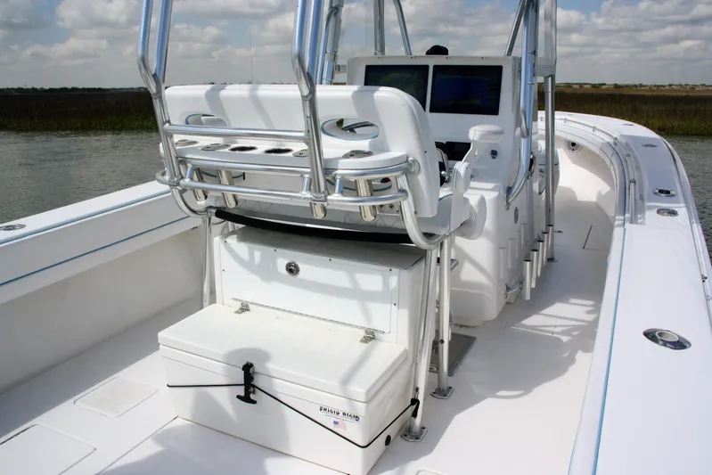  Yacht Photos Pics 32 Contender 32ST- Helm