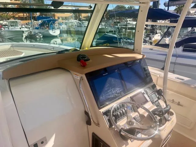 Sea SeÑor Yacht Photos Pics 2017 Boston Whaler 370 Outrage helm with advanced navigation system and steering wheel.