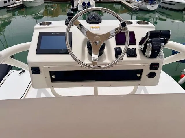 Sea SeÑor Yacht Photos Pics Boston Whaler 370 Outrage 2017 helm with steering wheel and navigation screens.