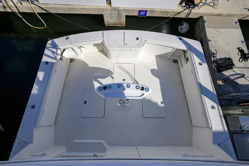 Members Only Yacht Photos Pics 2001 Ocean Yachts Super Sport boat deck, spacious and well-equipped for fishing.
