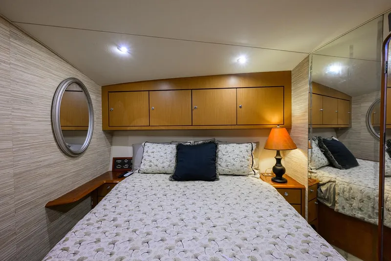 Members Only Yacht Photos Pics Luxurious 2001 Ocean Yachts Super Sport cabin with cozy bed and elegant decor.