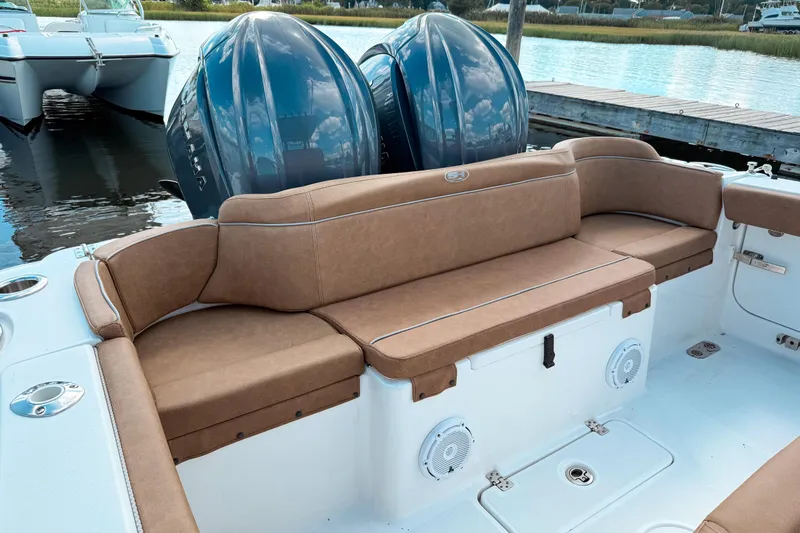  Yacht Photos Pics 2023 Sea Hunt Ultra 275 SE boat with tan seating and dual outboard motors.