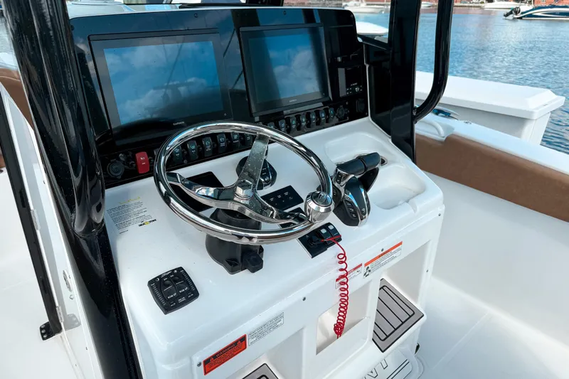  Yacht Photos Pics 2023 Sea Hunt Ultra 275 SE boat helm with dual screens and steering wheel.