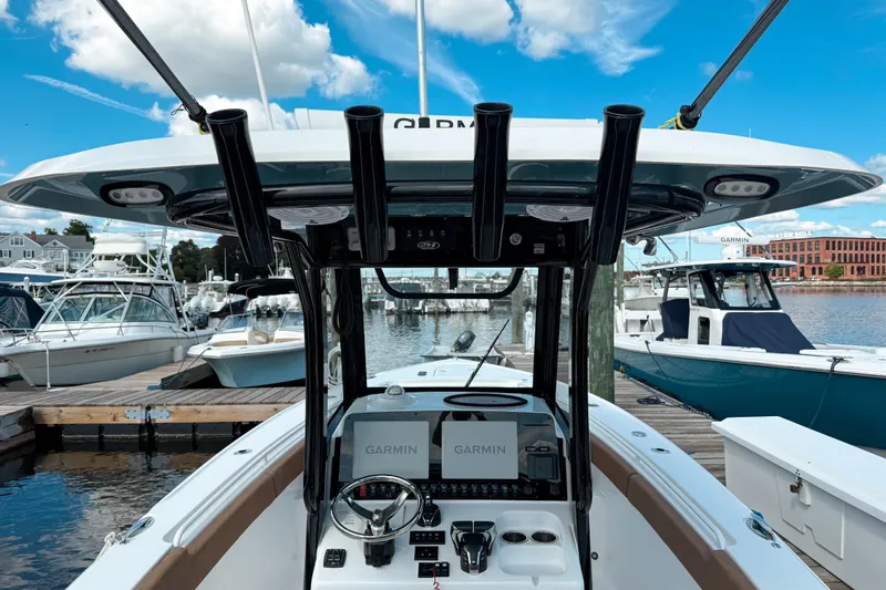  Yacht Photos Pics 2023 Sea Hunt Ultra 275 SE boat at marina, featuring Garmin navigation system.