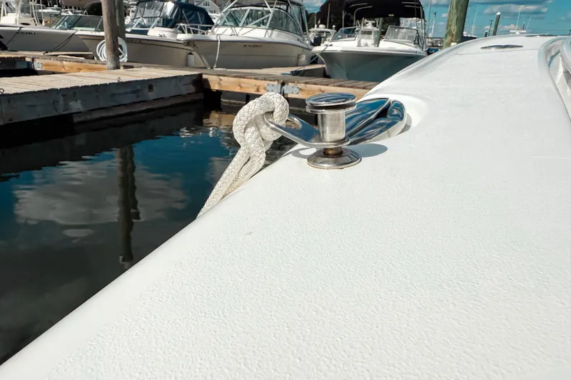  Yacht Photos Pics 2023 Sea Hunt Ultra 275 SE docked, showcasing cleat and rope detail.