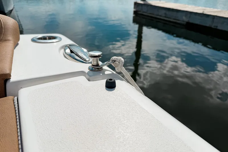  Yacht Photos Pics 2023 Sea Hunt Ultra 275 SE boat detail with cleat and rope by the dock.