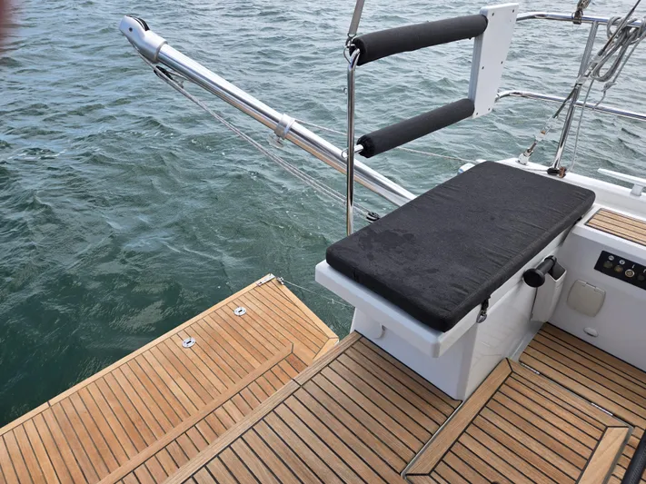 Off-piste Yacht Photos Pics Beneteau Oceanis 46.1 (2019) yacht deck with wooden finish and cushioned seating.