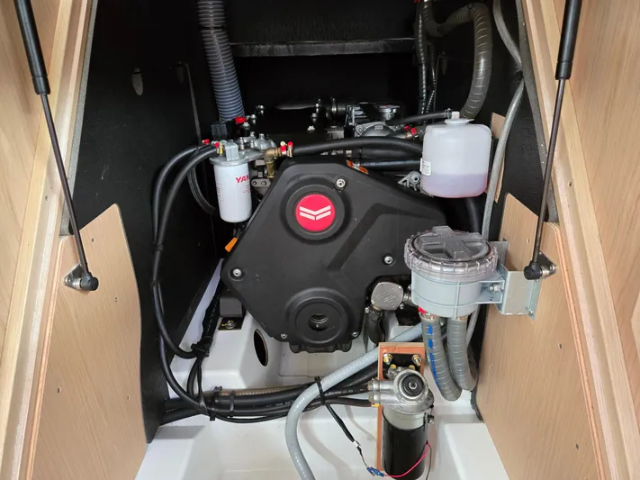 Off-piste Yacht Photos Pics 