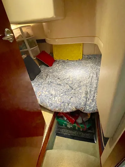 Seaduced Yacht Photos Pics Cozy cabin interior of 2006 Meridian 341 Sedan with bed and storage.