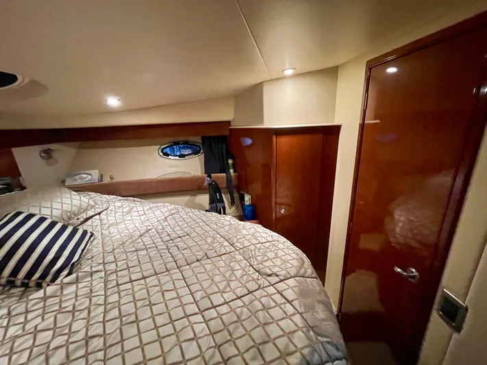 Seaduced Yacht Photos Pics Interior cabin of 2006 Meridian 341 Sedan with bed and wooden cabinetry.