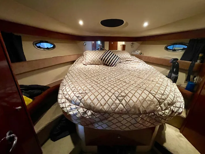 Seaduced Yacht Photos Pics Luxurious cabin interior of a 2006 Meridian 341 Sedan yacht with plush bedding.