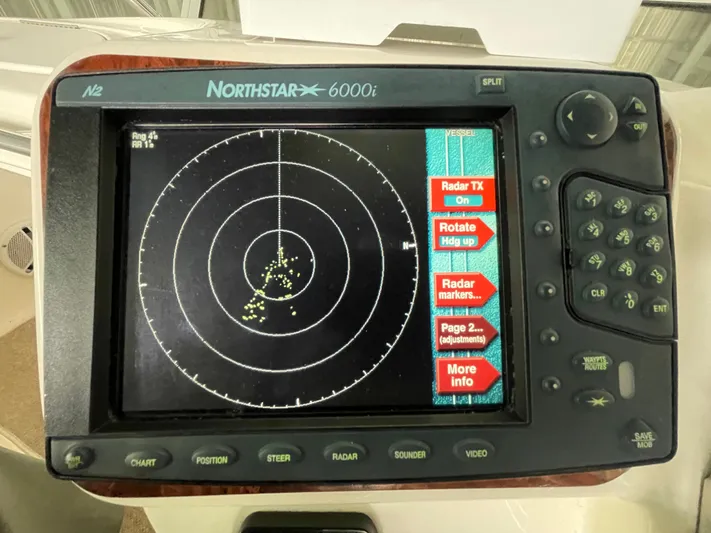 Seaduced Yacht Photos Pics Northstar 6000i radar display on 2006 Meridian 341 Sedan boat dashboard.