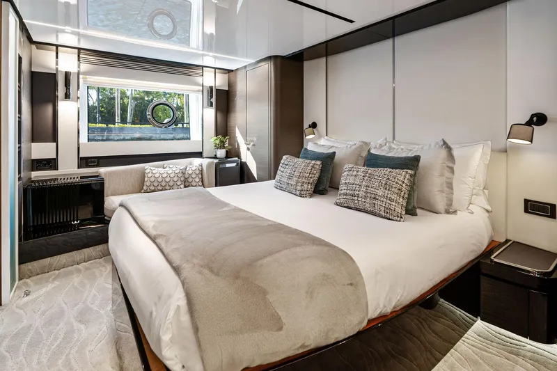 Yesenia Yacht Photos Pics 