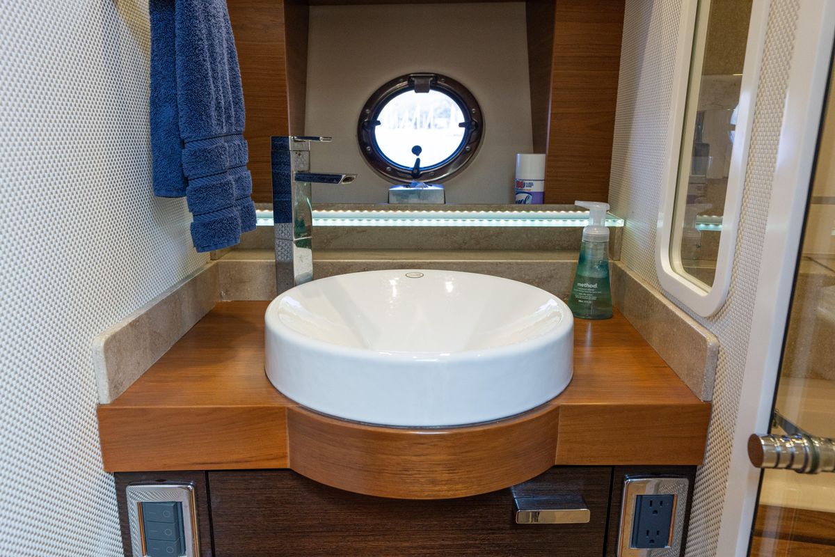 2015 Tiara Yachts 44 