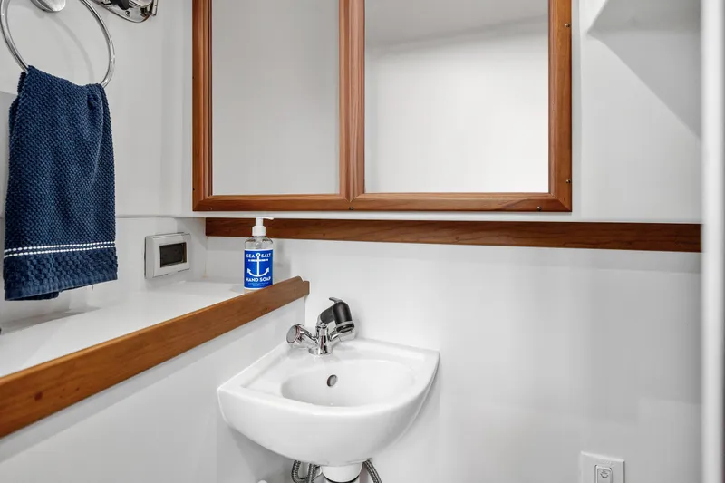 Second Rodeo Yacht Photos Pics 2018 Sabre 48 Salon Express bathroom with sink, mirror, and towel.