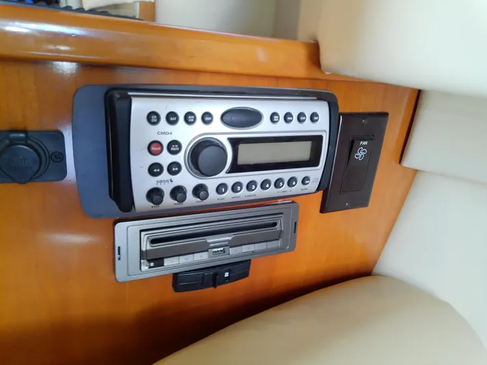 Cash Flow Yacht Photos Pics 2005 Carver 36 Mariner audio system with control panel and CD player.