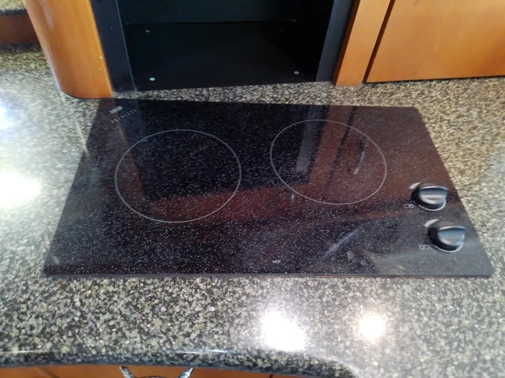 Cash Flow Yacht Photos Pics Glass cooktop on 2005 Carver 36 Mariner yacht, featuring two burners and sleek design.