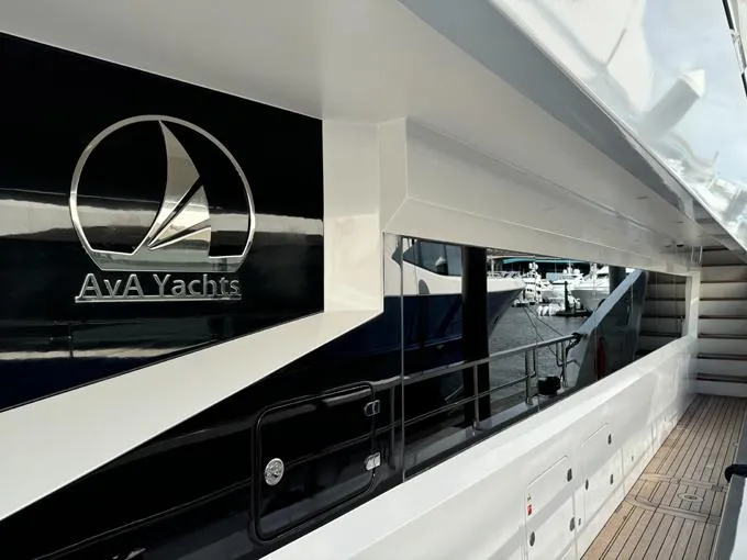 Lady Caroline Yacht Photos Pics Side Deck