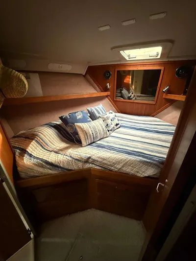  Yacht Photos Pics Cozy cabin of the 1995 Luhrs Tournament 350 yacht.
