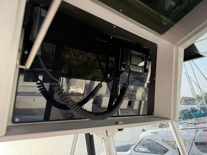  Yacht Photos Pics 1995 Luhrs Tournament 350 boat radio equipment.