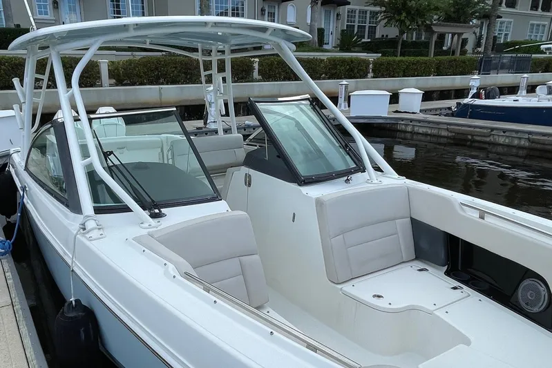  Yacht Photos Pics Boston Whaler 27 DC- Dual Console