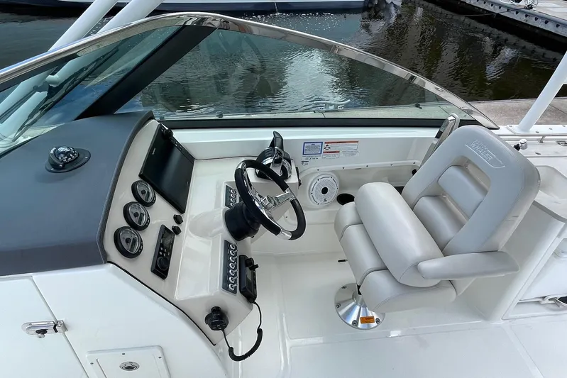  Yacht Photos Pics Boston Whaler 27 DC- Helm