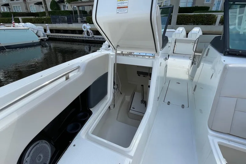  Yacht Photos Pics Boston Whaler 27 DC- Head