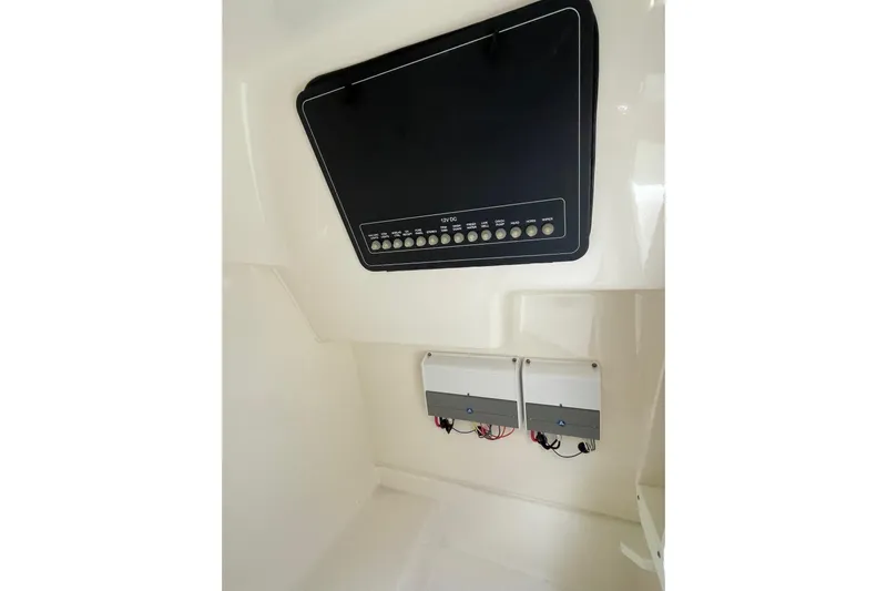  Yacht Photos Pics Boston Whaler 27 DC- Controls