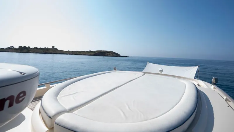 Tati Blue Yacht Photos Pics Luxury Mochi Craft 54 yacht deck with sunbed, ocean view, 2010 model.