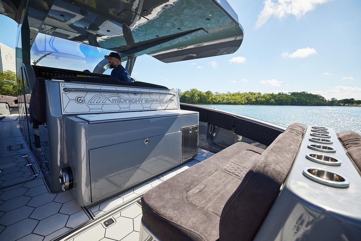 2022 Midnight Express 52 