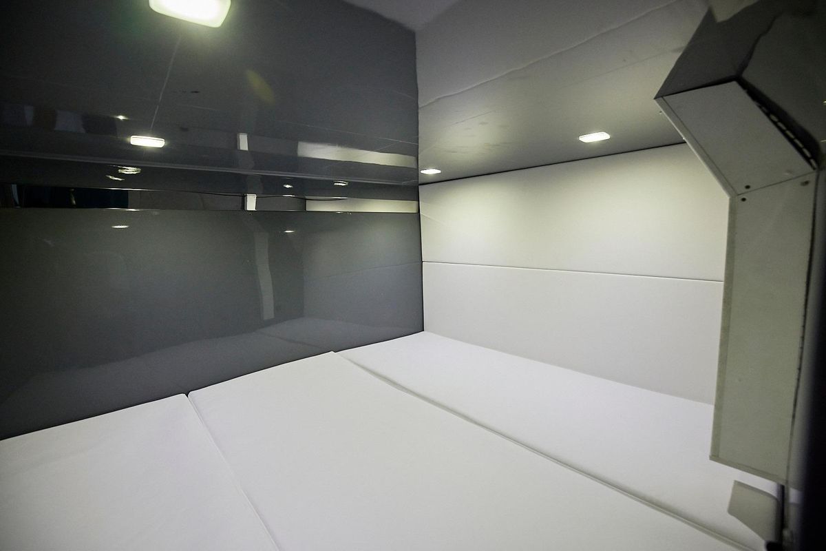 2022 Midnight Express 52 