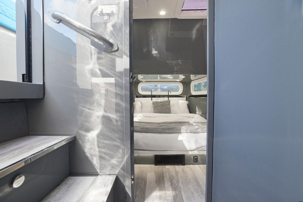 2022 Midnight Express 52 