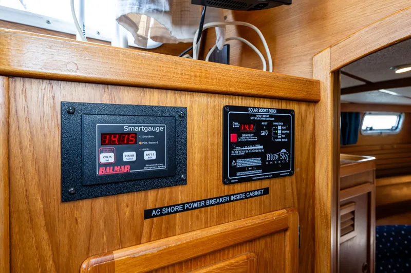 Emeritus Yacht Photos Pics Control panel inside 2000 Nauticat 35 Pilot House, featuring Smartgauge and Blue Sky displays.