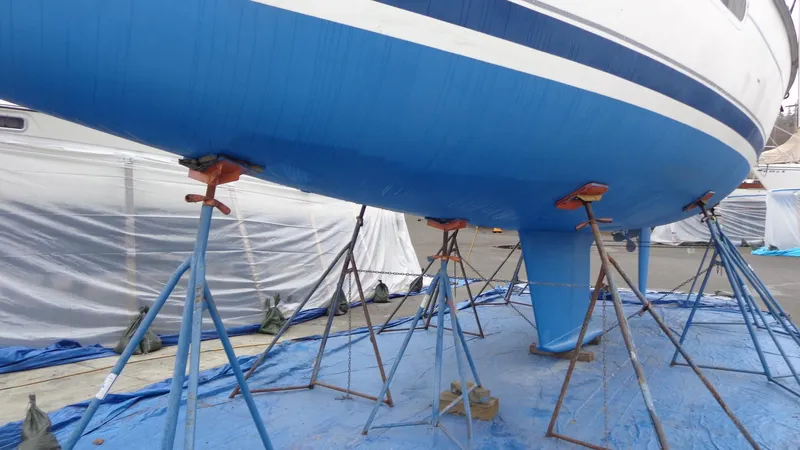 "helluva" Yacht Photos Pics Hunter 410 sailboat from 2000 on stands for maintenance.