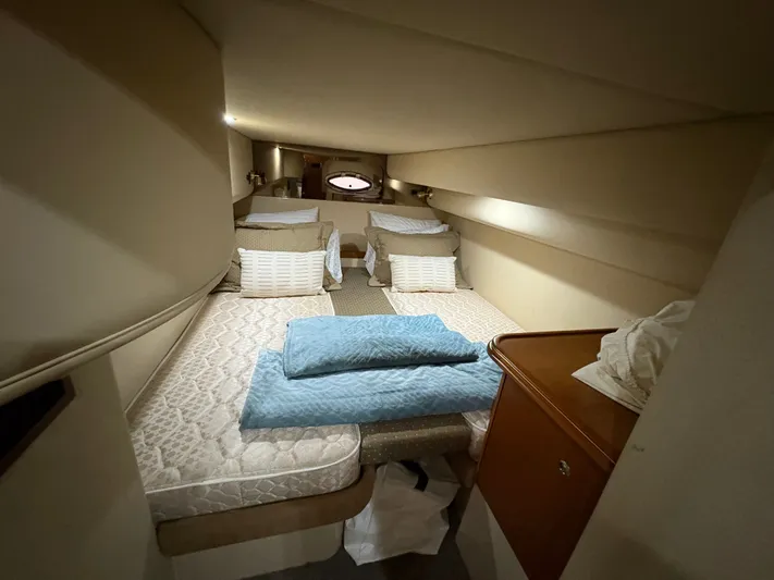 White Lightning Yacht Photos Pics 2003 Cruisers Yachts 4270 Express cabin with twin beds and cozy interior.