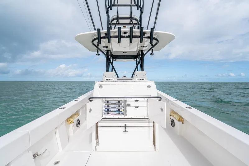  Yacht Photos Pics SeeVee 32 boat, 2099 model, on open sea under cloudy sky.