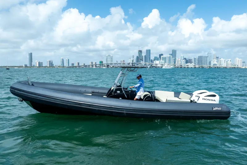  Yacht Photos Pics 2023 Sea Water PHANTOM 280 boat cruising near city skyline on a sunny day.