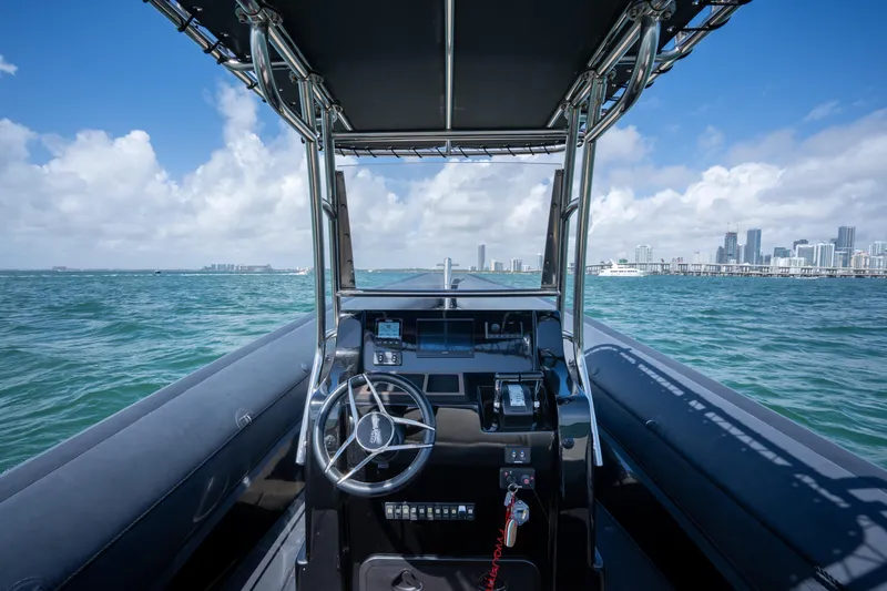  Yacht Photos Pics 2023 Sea Water PHANTOM 280 boat navigating ocean with city skyline in background.