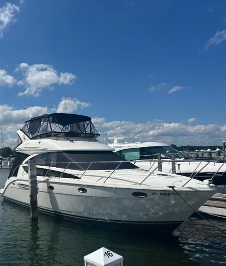Continuous Wave Yacht Photos Pics 2007 Meridian 391 yacht docked under a clear blue sky.