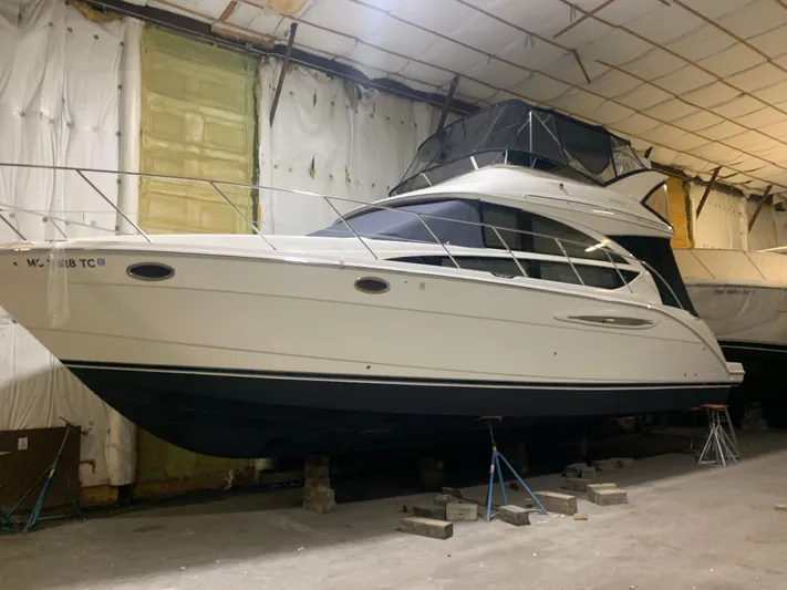 Continuous Wave Yacht Photos Pics 2007 Meridian 391 yacht in indoor storage, supported by stands.